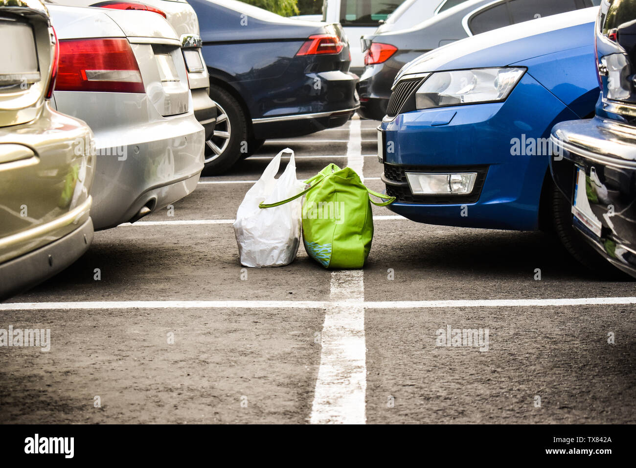 Bagages persa nel parcheggio attraverso le vetture. Forgoten sacchi su il parcheggio della città. Foto Stock