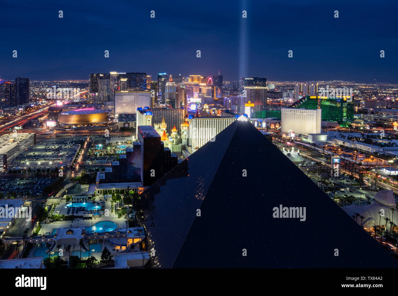 Vista in elevazione del Las Vegas Strip zona di notte, Las Vegas, Nevada, STATI UNITI D'AMERICA Foto Stock