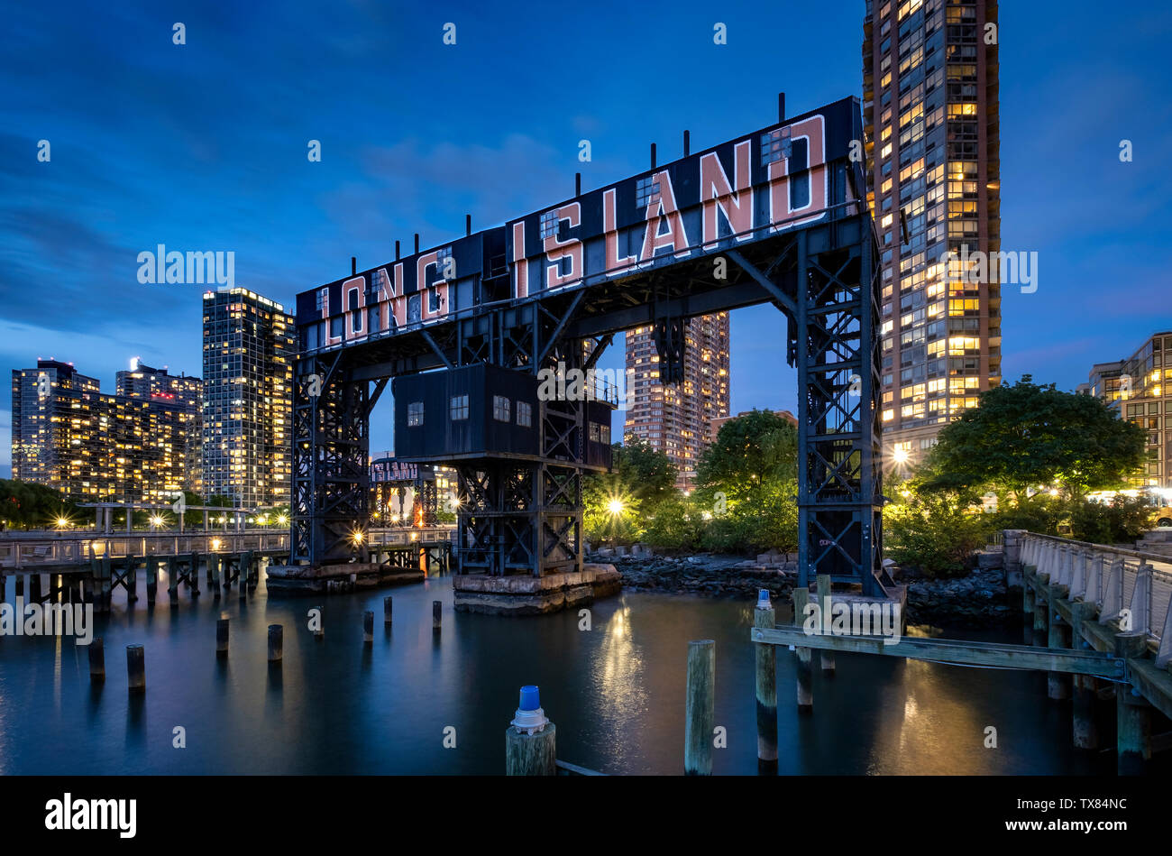 Gantry Plaza del Parco Statale di notte con Long Island restaurato portali, città di Long Island, New York, Stati Uniti d'America Foto Stock