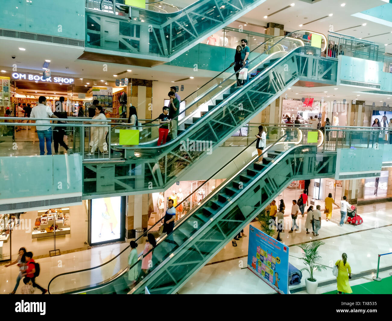 Gurgaon, India - circa 2019: antenna colpo di shopping mall a gurgaon con attività per i bambini accade nella zona centrale e le persone che utilizzano il escalat Foto Stock