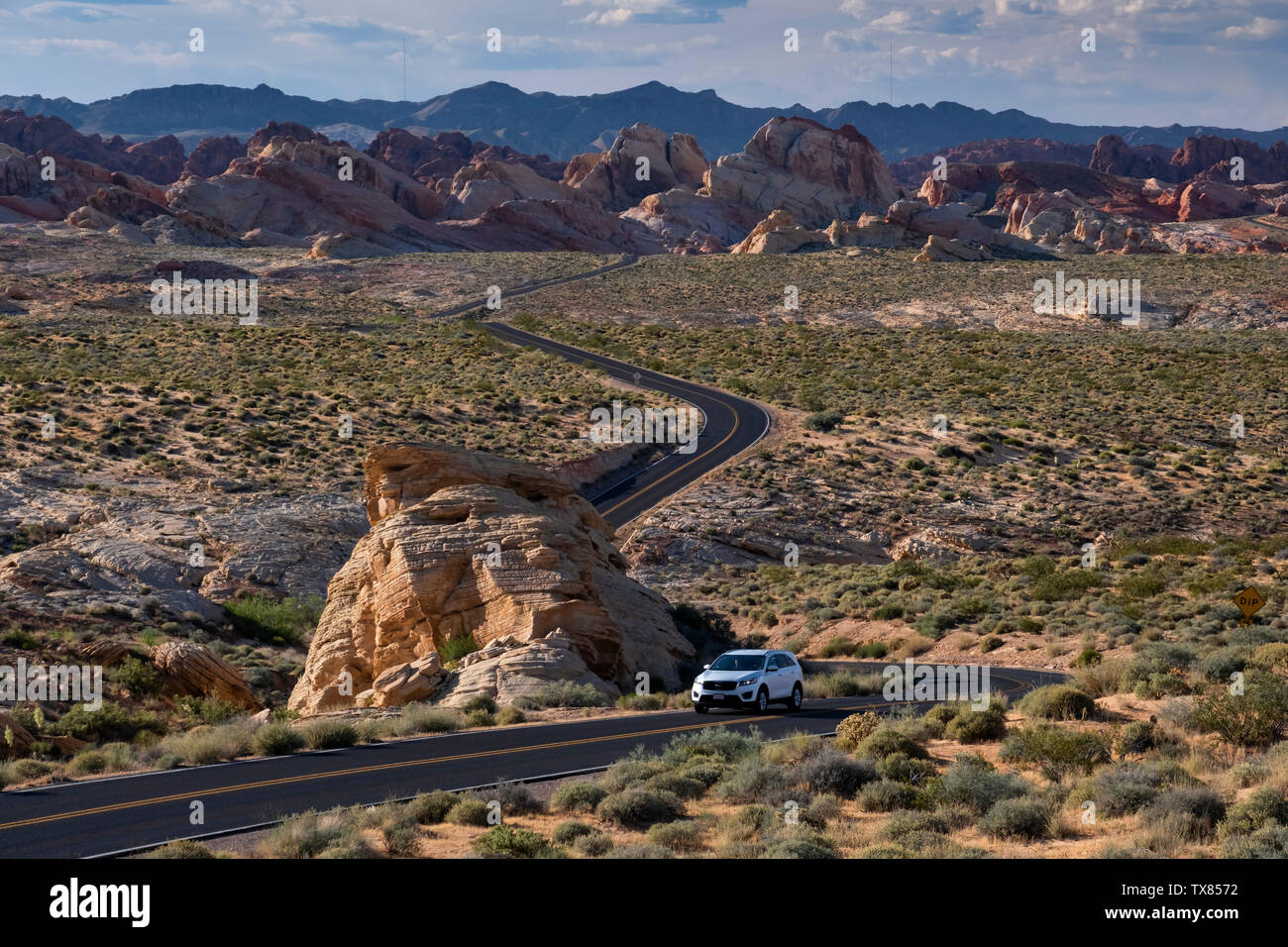 Veicolo in marcia l'avvolgimento highway attraverso il Parco della Valle di Fire State, Nevada, STATI UNITI D'AMERICA Foto Stock