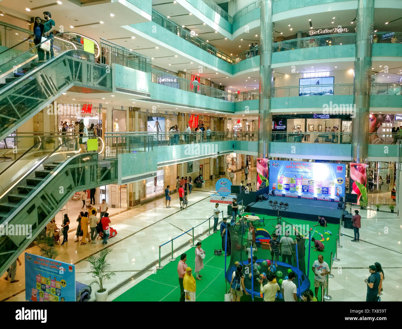 Gurgaon, India - circa 2019: antenna colpo di shopping mall a gurgaon con attività per i bambini accade nella zona centrale e le persone che utilizzano il escalat Foto Stock