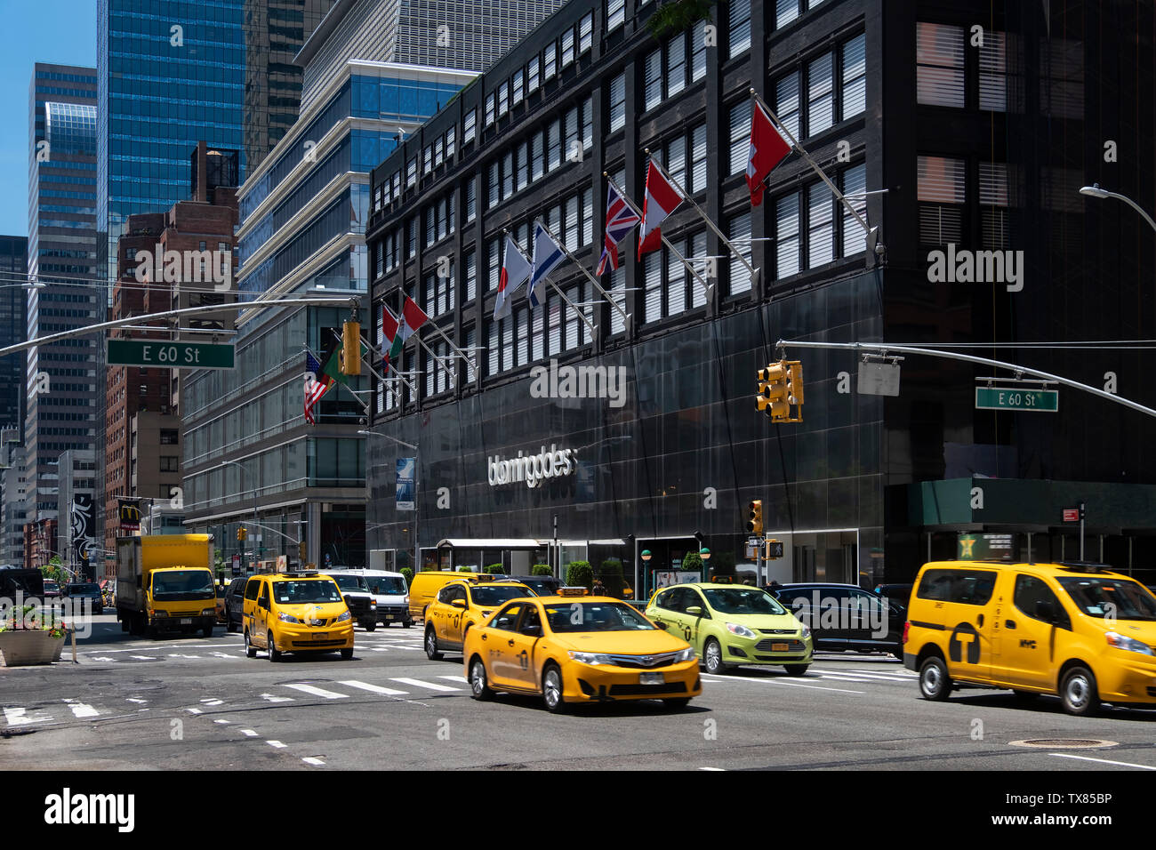Yellow Cabs sulla terza avenue passando Bloomingdales Department Store, Manhattan, New York, Stati Uniti d'America Foto Stock