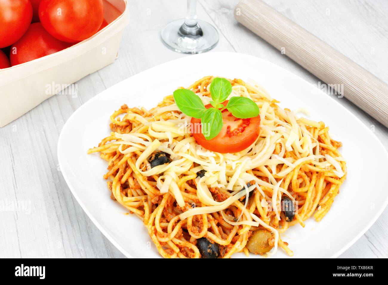 Spaghetti con formaggio di oliva pomodoro sul tavolo di legno Foto Stock