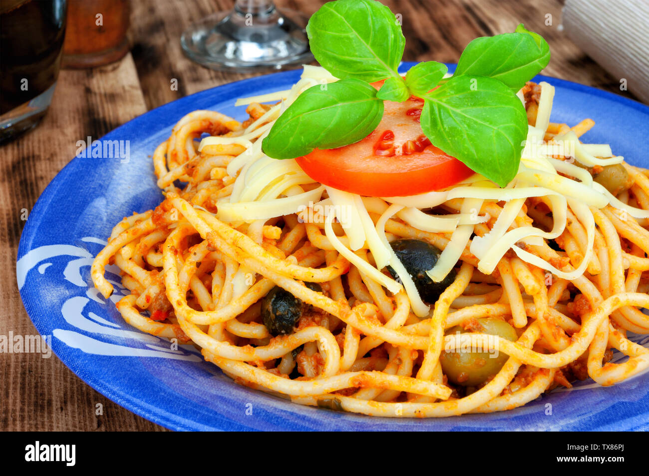 Spaghetti con formaggio di oliva pomodoro sul tavolo di legno Foto Stock