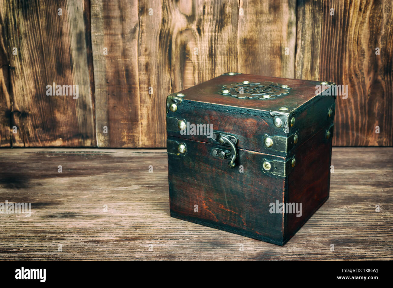 Vintage box su sfondo di legno Foto Stock