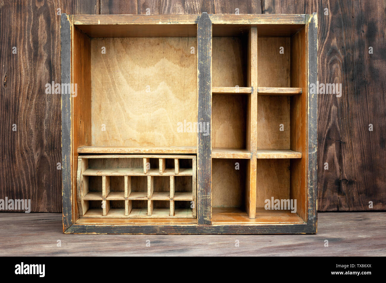 Vintage box su sfondo di legno Foto Stock