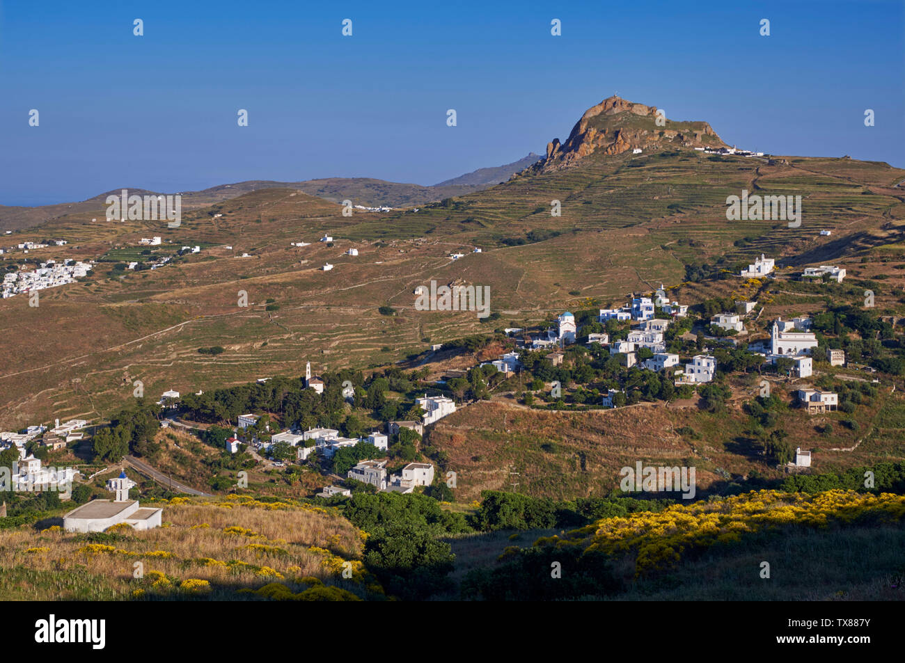 Villaggi Bianchi di Mountados e Arnados con montatura Exomvourgo al di là. Tinos, Grecia. Foto Stock
