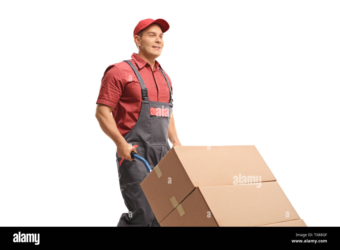 Lavoratore di sesso maschile spingendo un carrello con scatole isolate su sfondo bianco Foto Stock