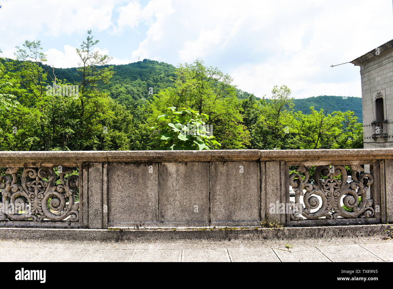 Stile di fotografia stock presi sul vintage balcone in pietra con pietra scolpita in balcone. Balcone retrò nel paesaggio mediterraneo utile per foto di mani Foto Stock