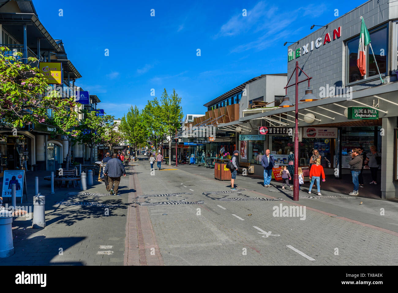 QUEENSTOWN, Nuova Zelanda - 10 ottobre 2018: vista sulla strada della citta'. Copia spazio per il testo. Foto Stock