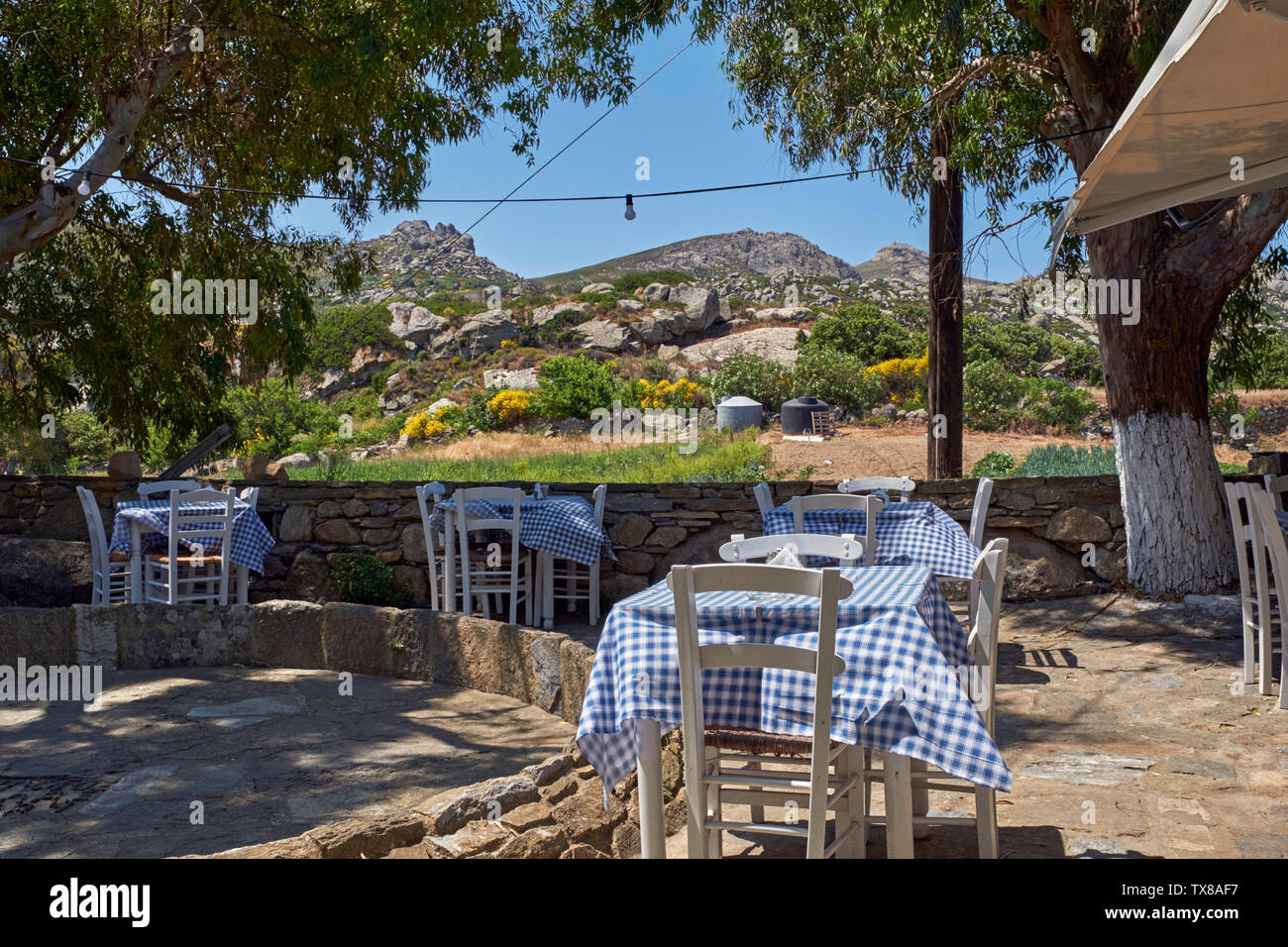 Taverna tavoli per il pranzo nel villaggio di Volakas. Tinos, Grecia. Foto Stock