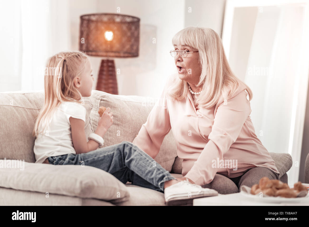 Piacevole la nonna e la nipote divertirsi insieme Foto Stock
