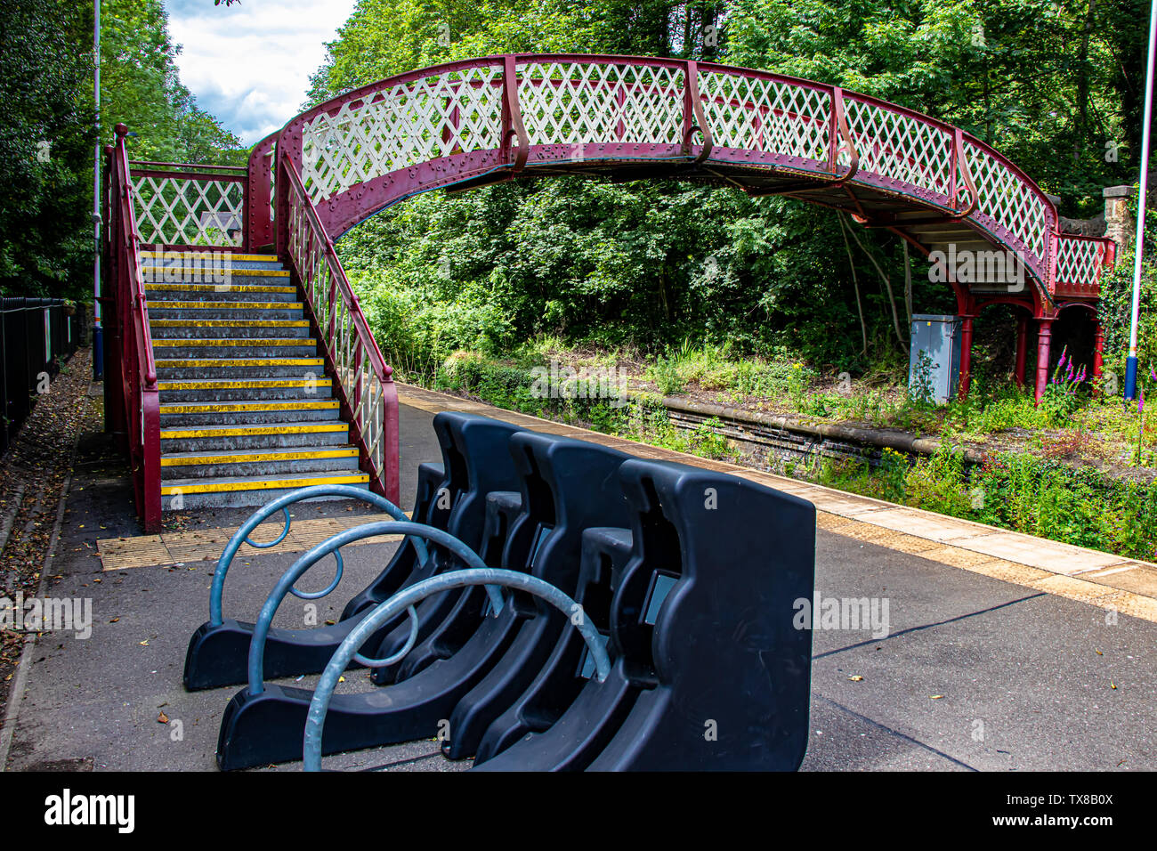 Ferro vecchio ponte pedonale oltre il Nottingham a Matlock linea ferroviaria a Whatstandwell stazione senza equipaggio che porta al canale di Cromford Alzaia Derby.uk Foto Stock