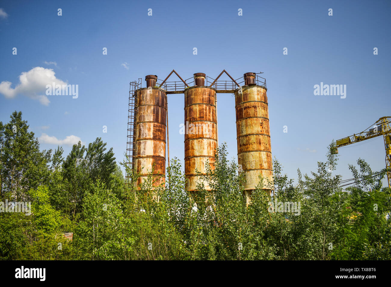 Caduto industria arrugginito concetto foto in abbandonata fabbrica di cemento con età compresa tra grunge cemento e metallo strucures. Foto Stock