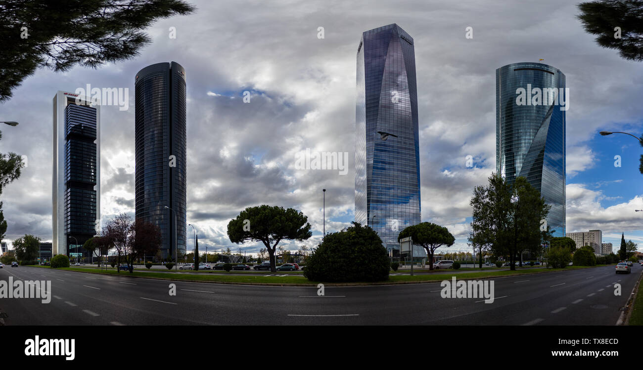 Panorama del quartiere finanziario delle torri a Madrid Foto Stock