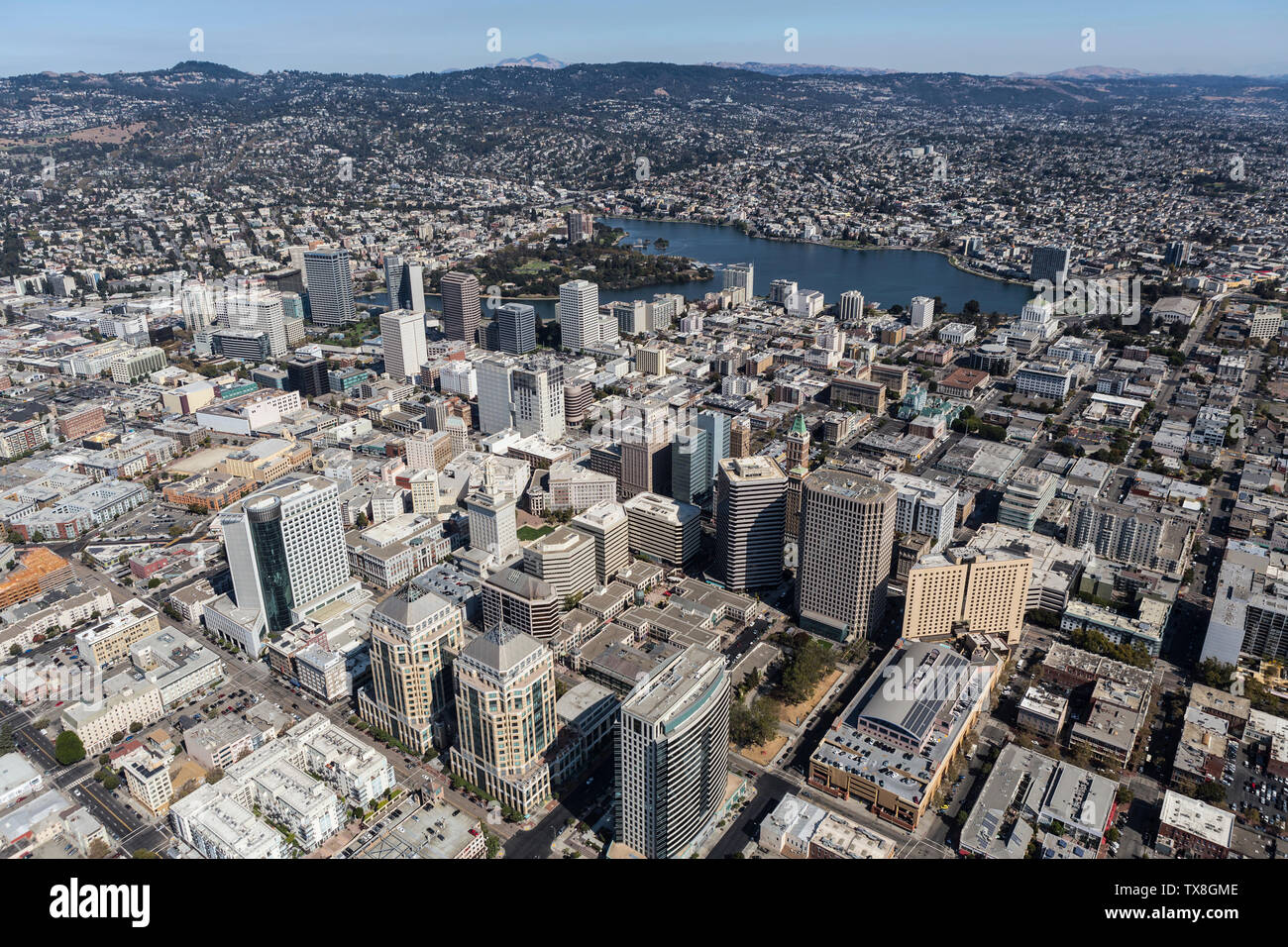 Vista aerea di edifici e strade nel centro cittadino di Oakland, California. Foto Stock