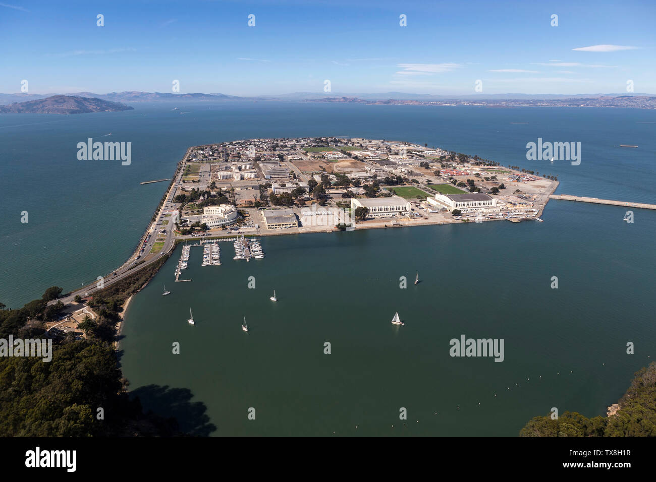 Pomeriggio Vista aerea dell'Isola del Tesoro e la baia di San Francisco sulla panoramica costa della California. Foto Stock