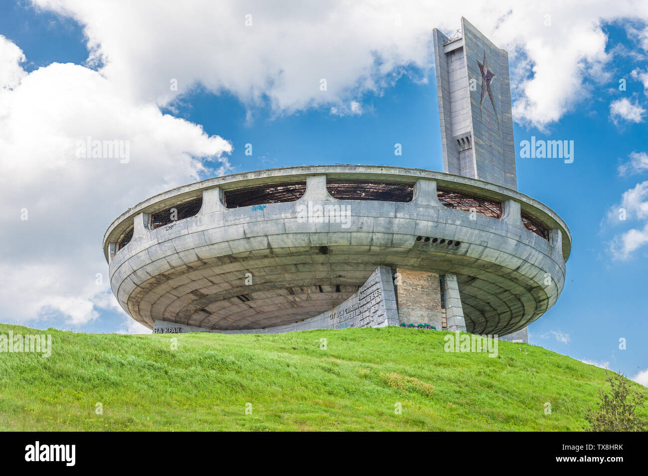 Il Monumento Casa del partito comunista bulgaro è stato costruito sul picco di Buzludzha in Bulgaria centrale mediante il bulgaro regime comunista Foto Stock