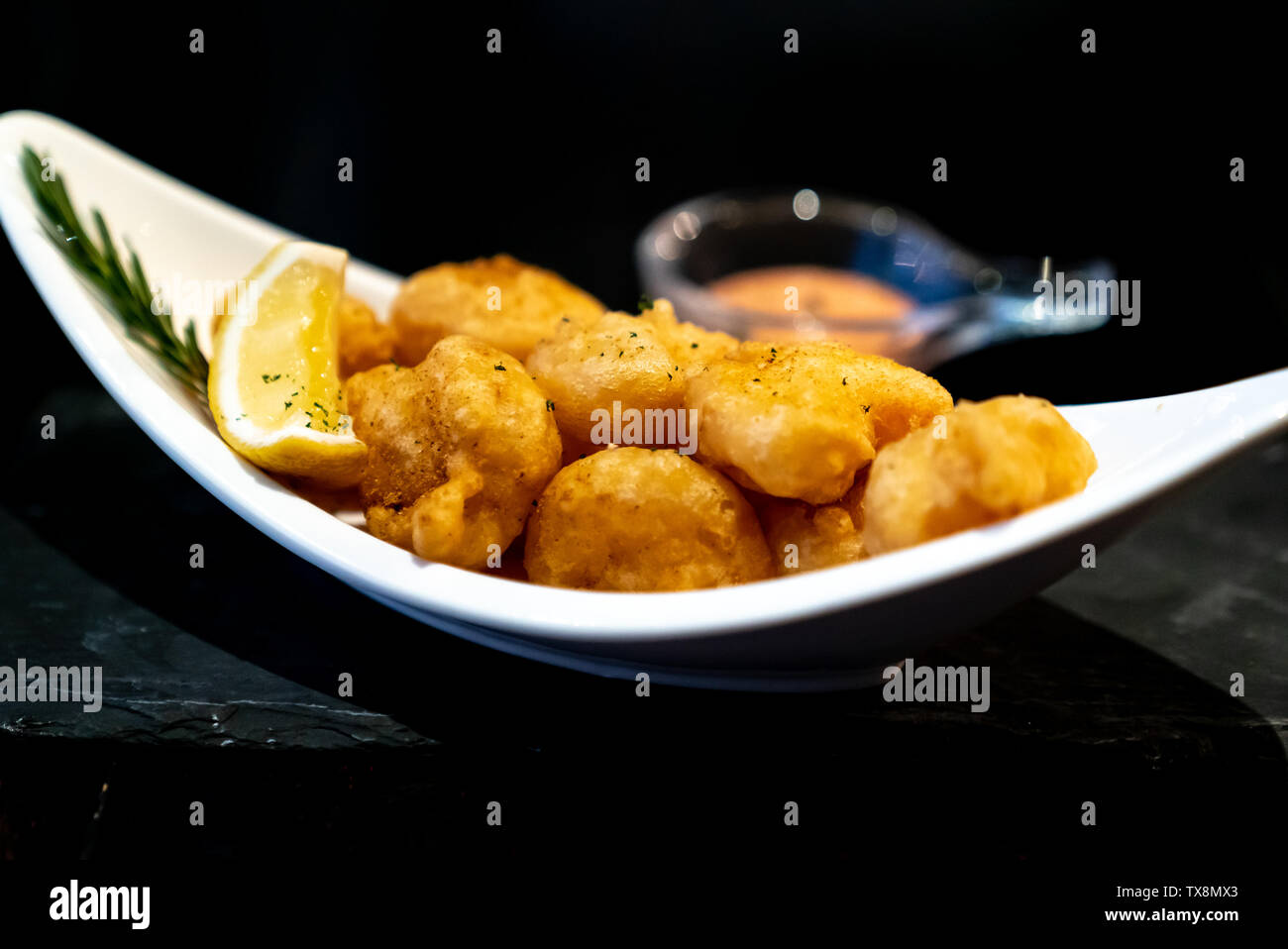 Fritti di gamberi sfera con limone e salsa di immersione. Foto Stock