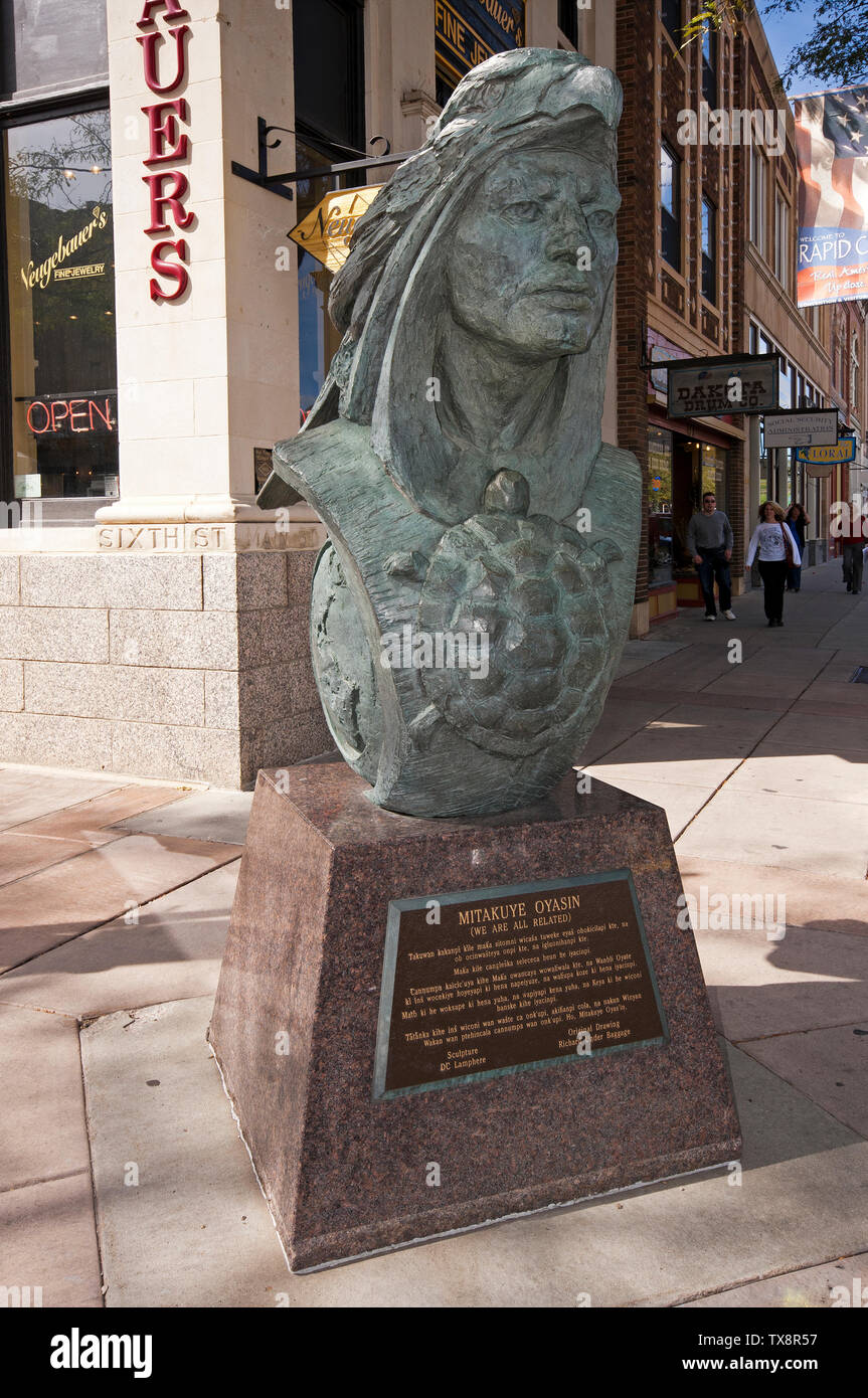 Statua di bronzo di un nativo di Sioux Lakota testa con una tartaruga, Rapid City, nella contea di Pennington, Dakota del Sud, STATI UNITI D'AMERICA Foto Stock