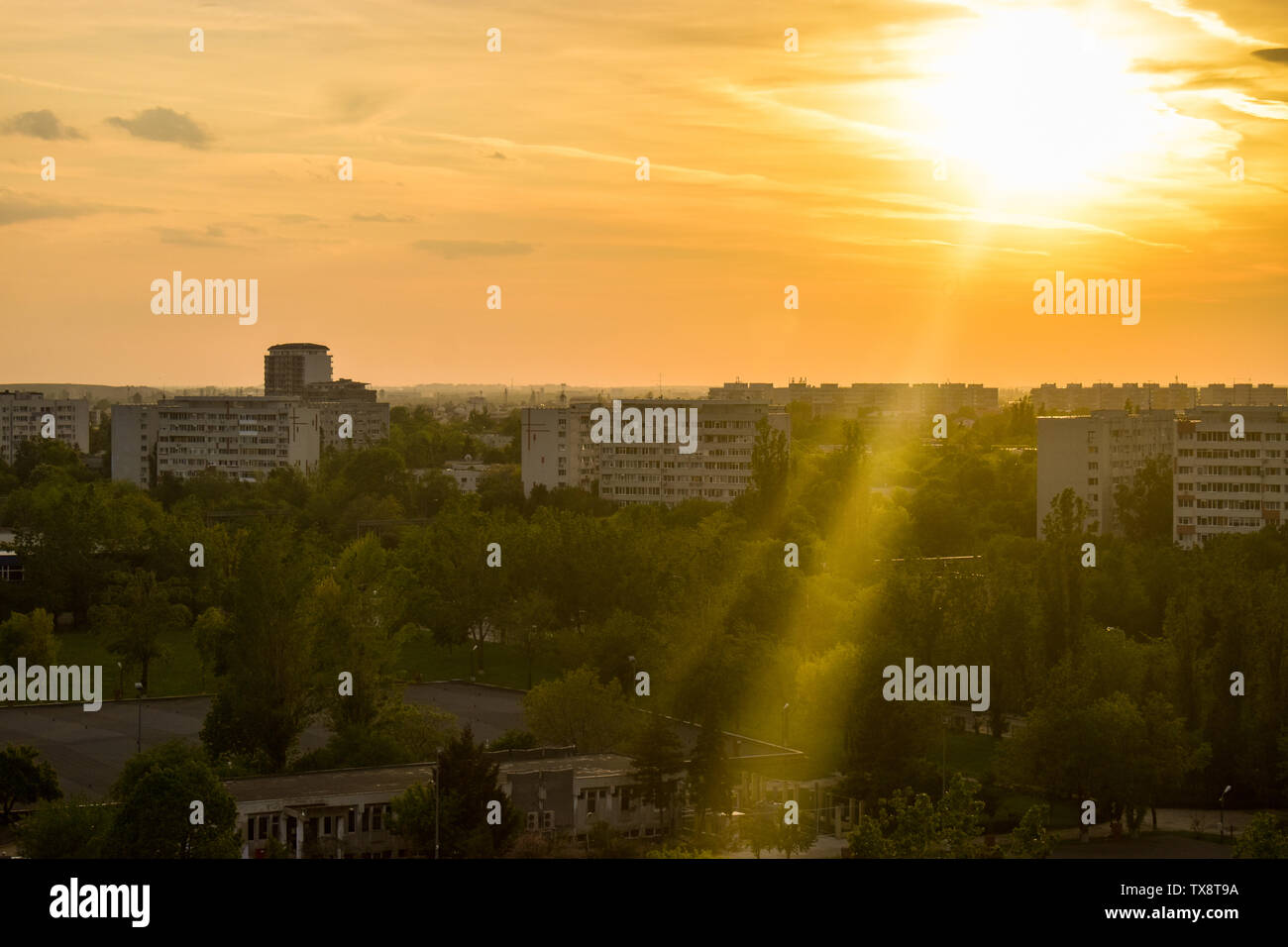 Ammirare il bellissimo tramonto su Bucarest la città dal balcone. Bucarest Alta Vista. Foto Stock