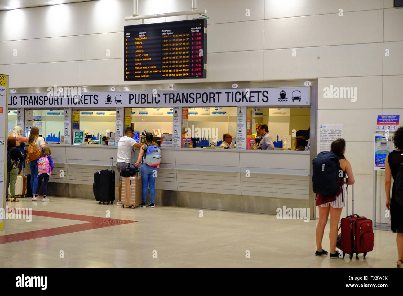Tourist in attesa del biglietto di trasporto pubblico informazioni contatore per i modi in città dall'aeroporto di Venezia, Italia - 16 giugno 2019 Foto Stock
