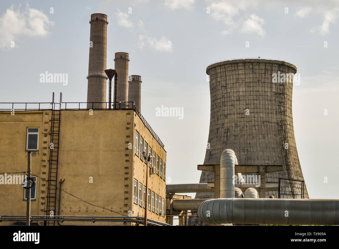 Vista del vecchio impianto di alimentazione con grandi forni a cemento . Caduto chimica industria comunista. Foto Stock