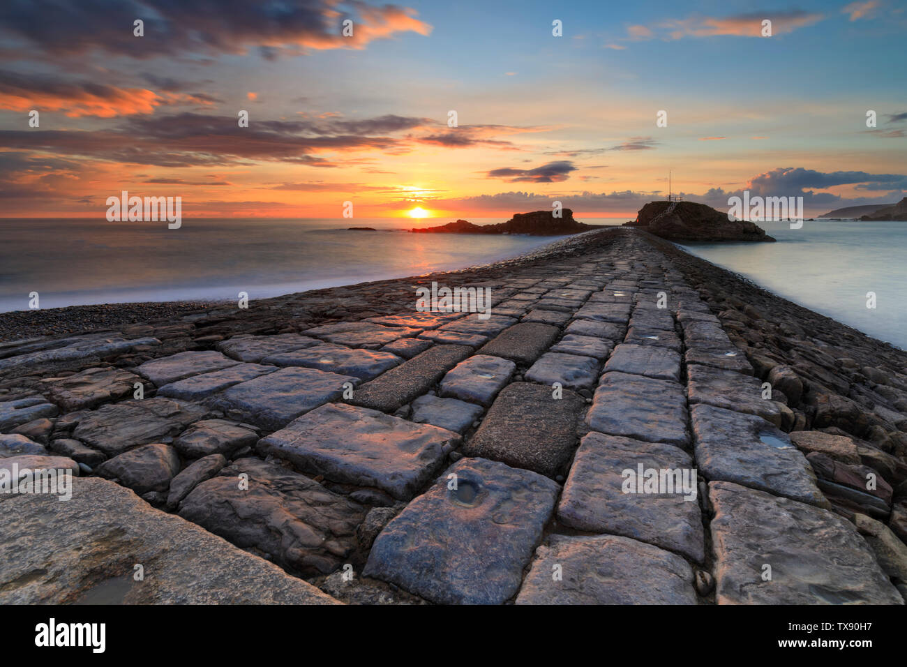 Tramonto su Bude Breakwater Foto Stock