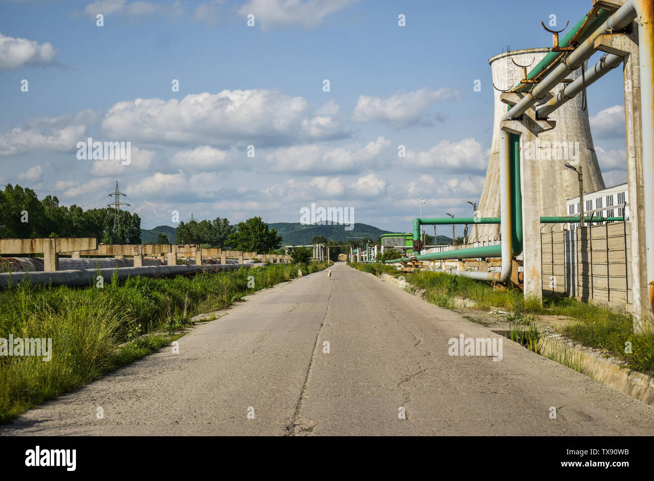 Vista della strada all'interno del vecchio impianto di alimentazione con grandi forni a cemento . Caduto chimica industria comunista. Foto Stock
