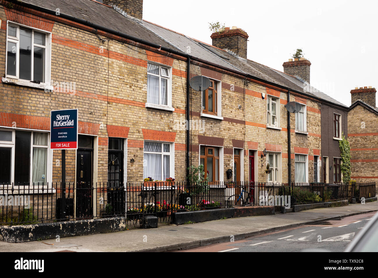 Una fila di Victorian House per la vendita su Beresford Street a Dublino, Irlanda. Foto Stock