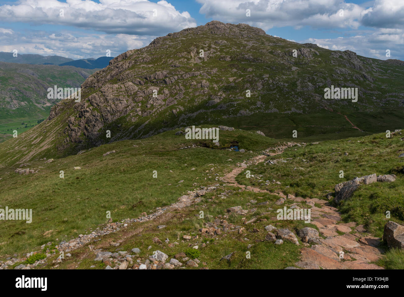 La discesa a red Tarn da Crinkle Crags in Cumbria Foto Stock