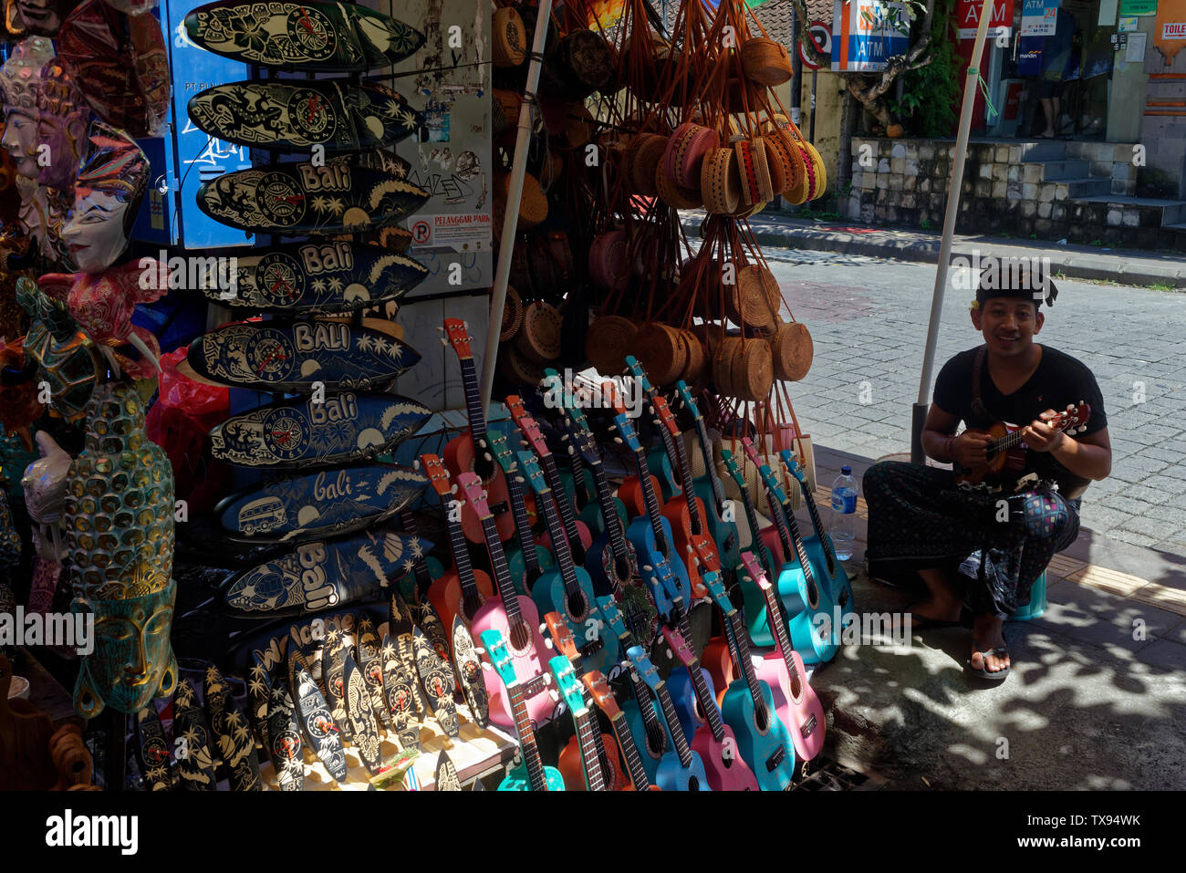 Ubud mercato titolare di stallo la riproduzione di una piccola chitarra per ottenere personalizzato, Bali, Indonesia Foto Stock