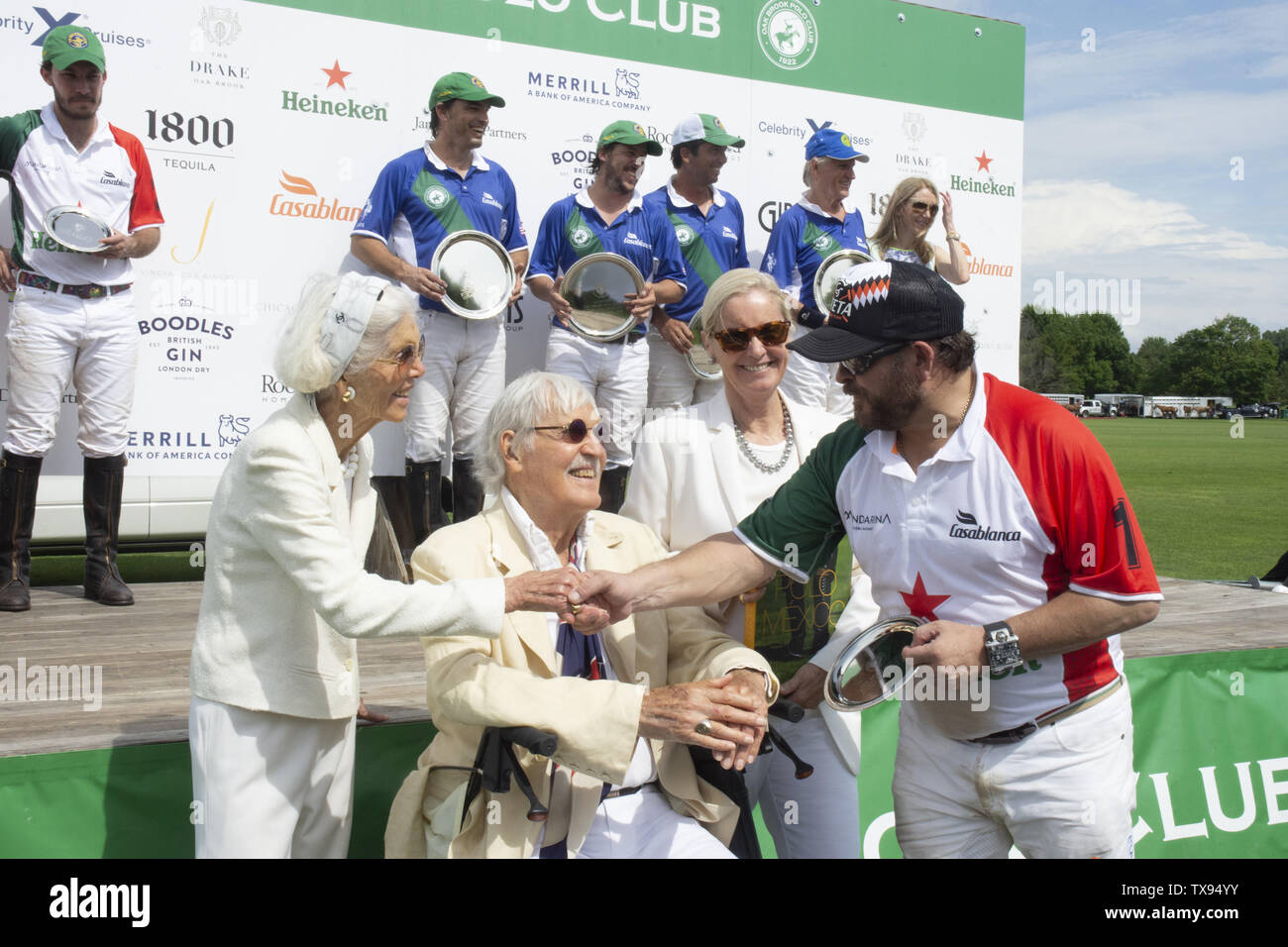 Oak Brook, Illinois, USA. Il 23 giugno, 2019. Il Messico International Polo Club hanno gareggiato con la Oak Brook Polo Club che ha ospitato il maggiordomo Challenge Cup Domenica, 23 giugno 2019 a Oak Brook, Illinois (sobborgo di Chicago). Il punteggio finale è stato di 8 a 6 con Oak Brook conquistando la vittoria. Michael Butler famiglia era a portata di mano per presentare il trofeo. Nella foto: famiglia Butler si congratula con il team internazionale di Messico Polo Club Credito: Karen I. Hirsch/ZUMA filo/Alamy Live News Foto Stock