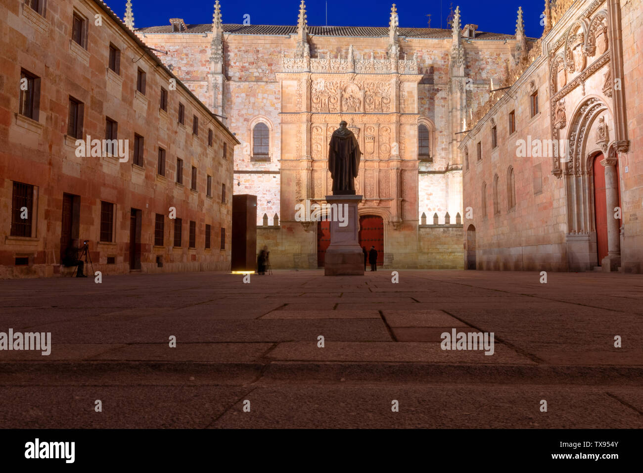 Cortile delle grandi scuole, con la statua di Fray Luis de Leon e la facciata della vecchia università di Salamanca, a notte Foto Stock