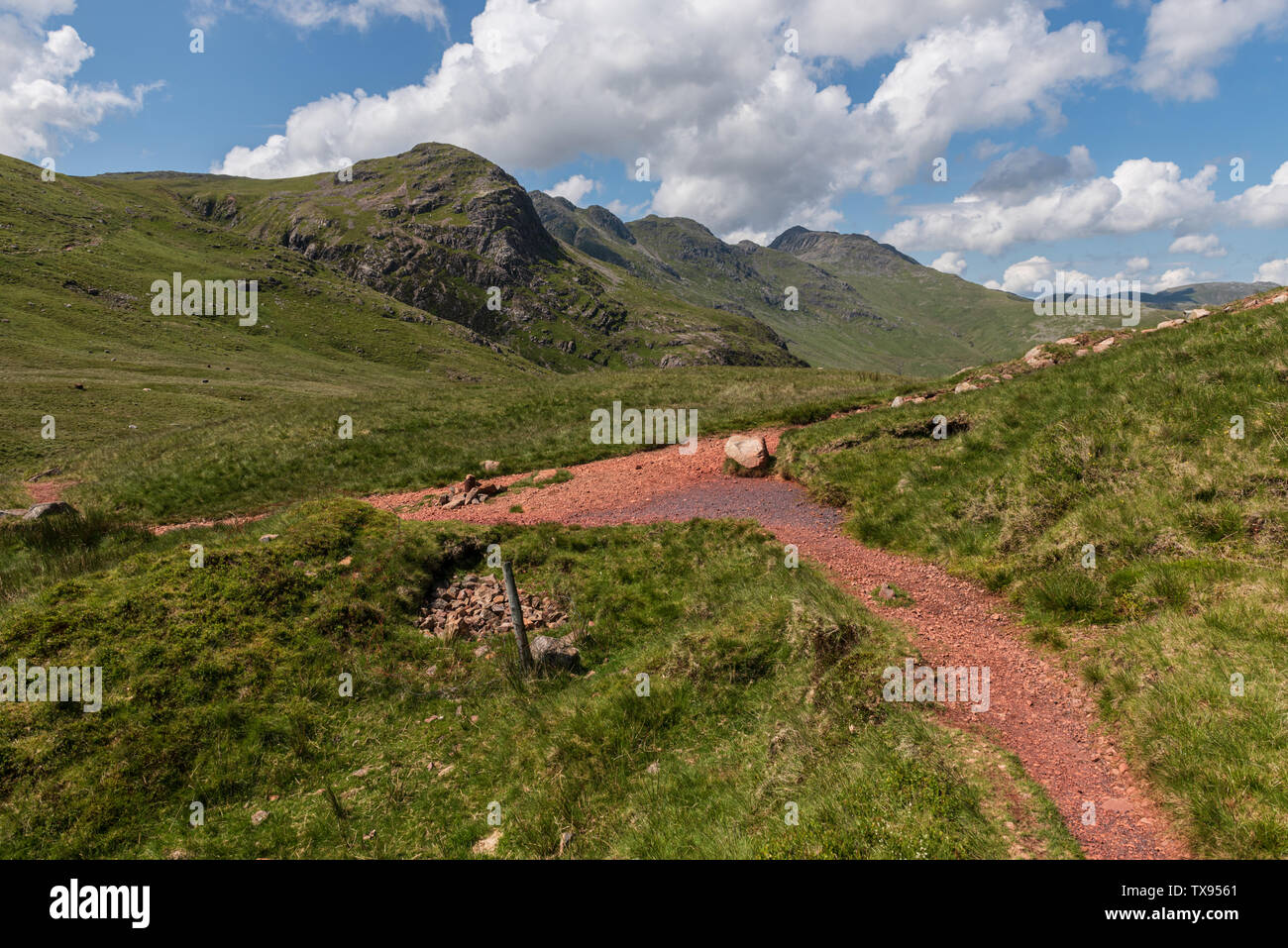 Sito di una vecchia miniera di ferro sotto il luccio O'Blisco sulla via da Langdale oltre al vertice di Wrynose pass Foto Stock