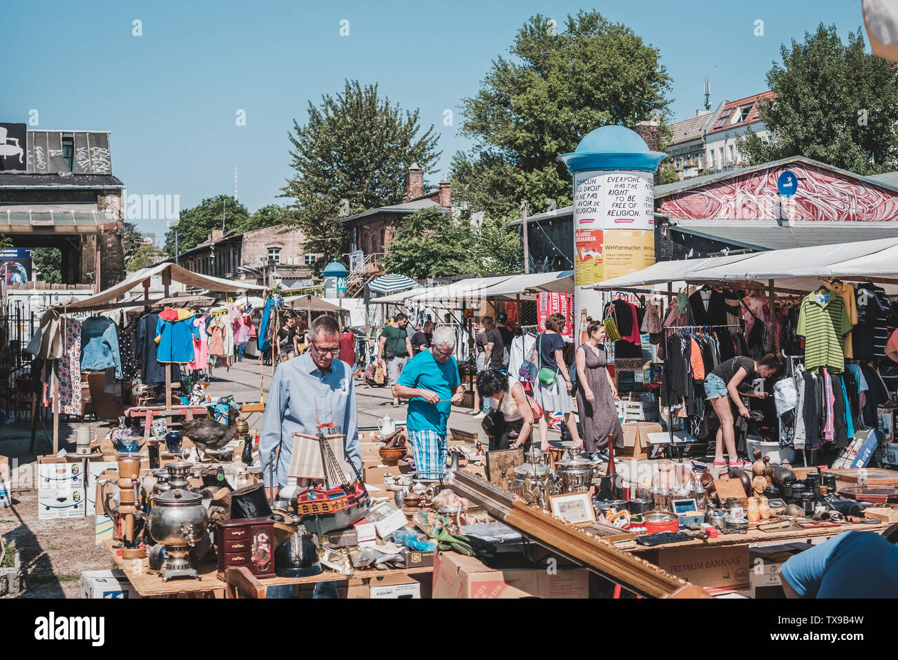 Berlino, Germania - Giugno 2019: persone sulle materie del mercato delle pulci su una soleggiata domenica in Berlin Friedrichshain Foto Stock