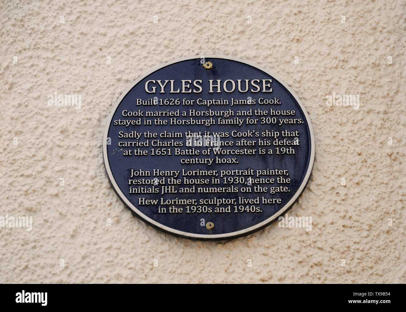 Gyles house nel villaggio scozzese di Pittenween fu costruito, come la targa blu dice, è stato costruito per un CAP. James Cook, non l'inglese Capt. Cucinare! Foto Stock