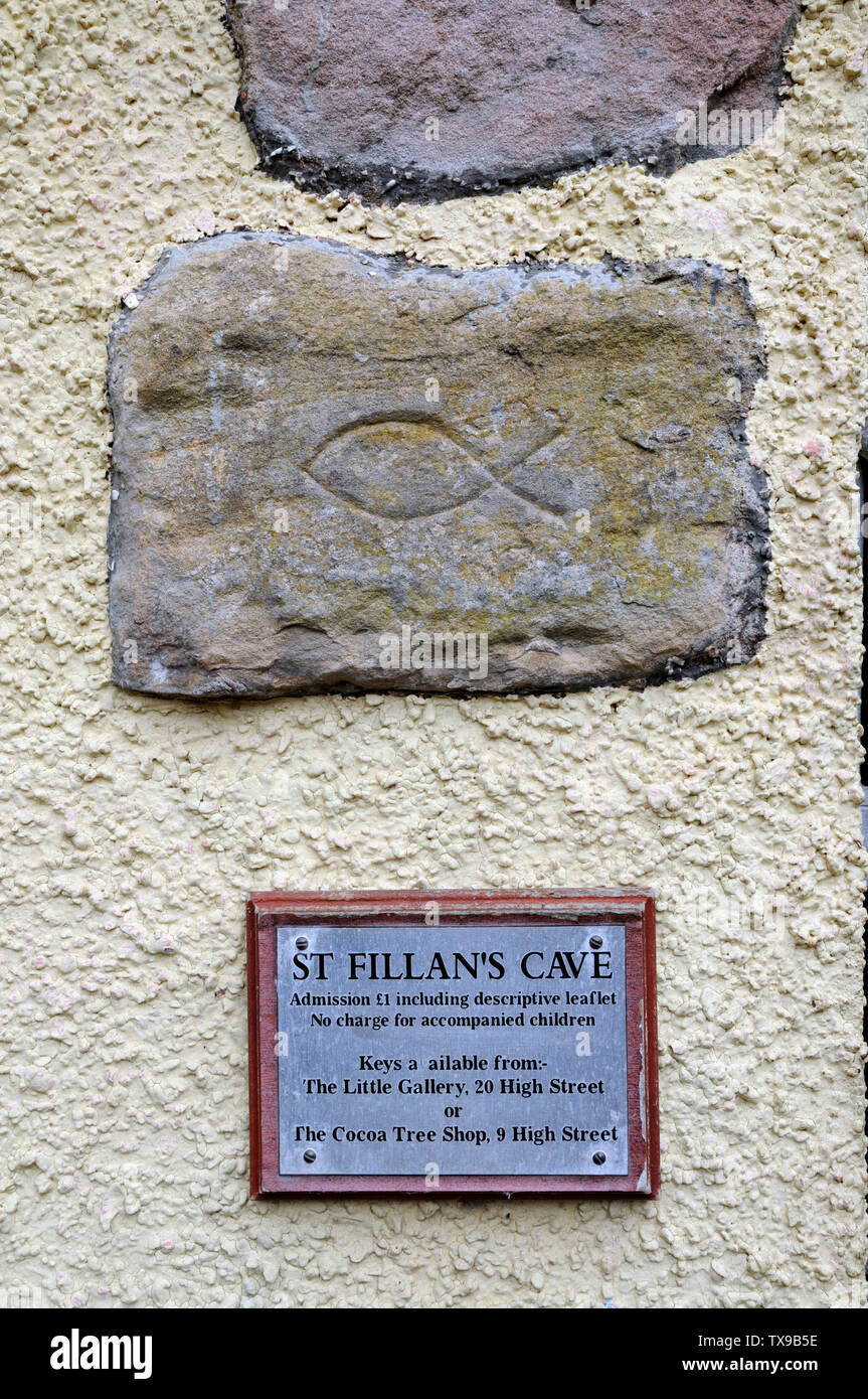 Christian pesce grotta del simbolo nella porta di St Fillans Grotta, Pittenweem, Fife, Scozia. Foto Stock