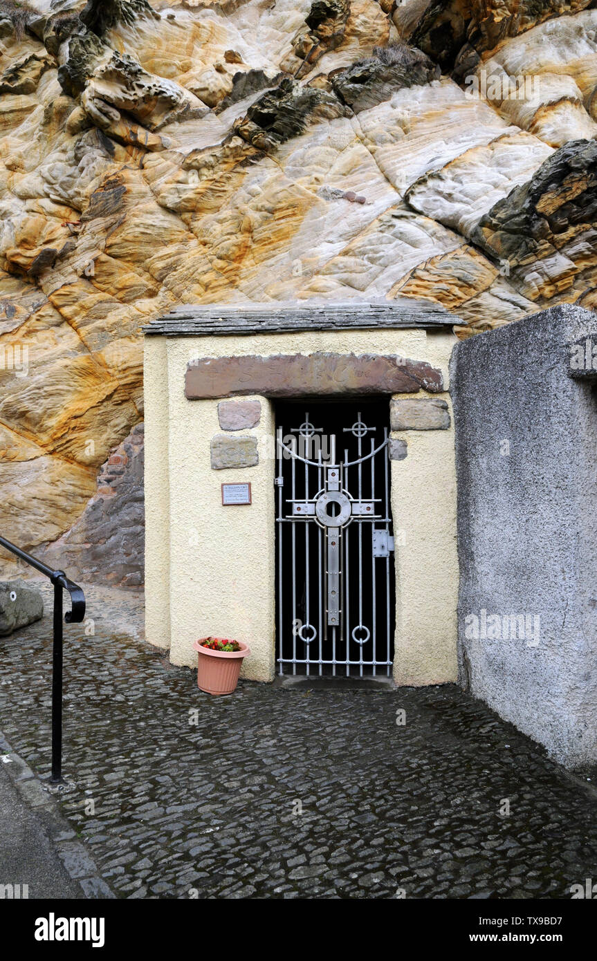 Ingresso alla St Fillan's Cave nel villaggio di Pittenweem, Fife. Foto Stock