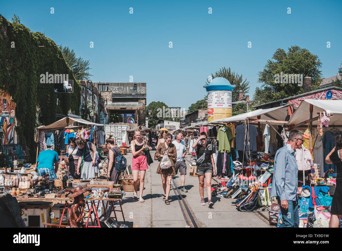 Berlino, Germania - Giugno 2019: persone sulle materie del mercato delle pulci su una soleggiata domenica in Berlin Friedrichshain Foto Stock