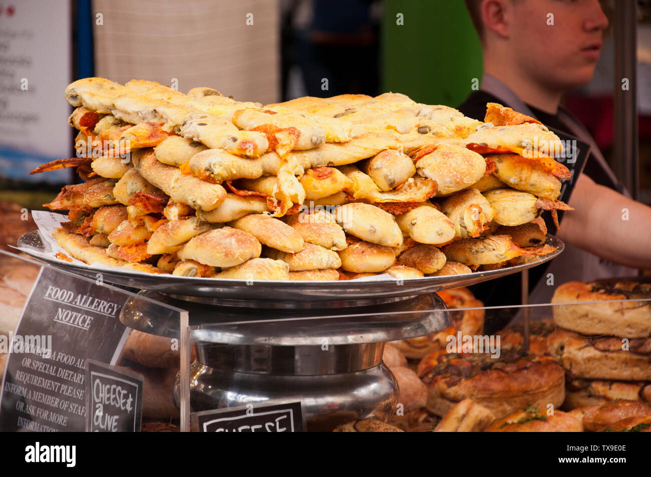 Pane al formaggio stick per la vendita sul mercato in stallo Borough Market, Londra, Inghilterra Foto Stock