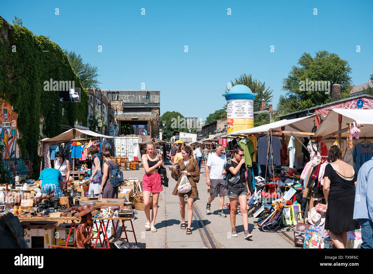 Berlino, Germania - Giugno 2019: persone sulle materie del mercato delle pulci su una soleggiata domenica in Berlin Friedrichshain Foto Stock