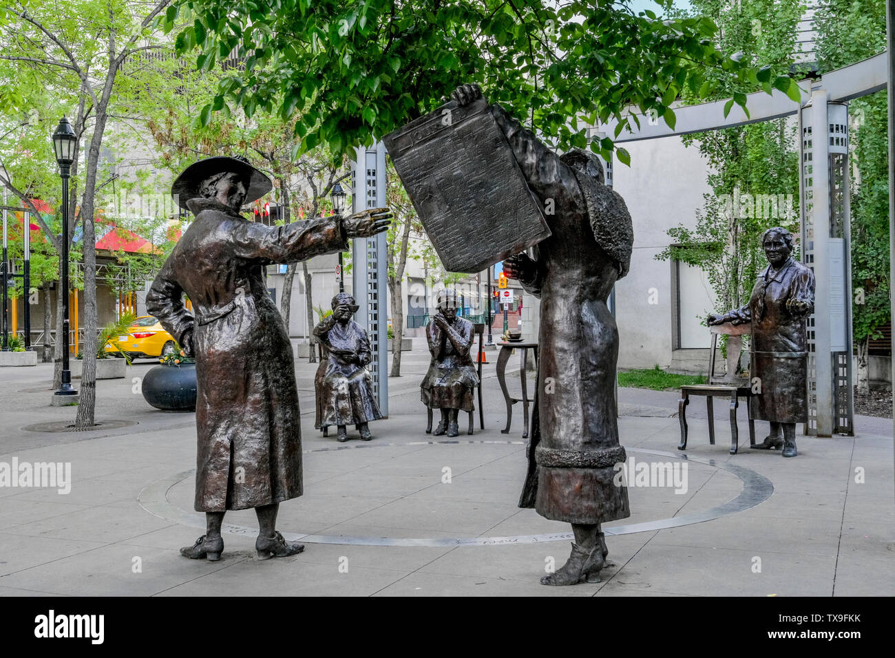 Famosi cinque statua aka "Le donne sono persone' monumento da Barbara Paterson, Calgary, Alberta, Canada Foto Stock