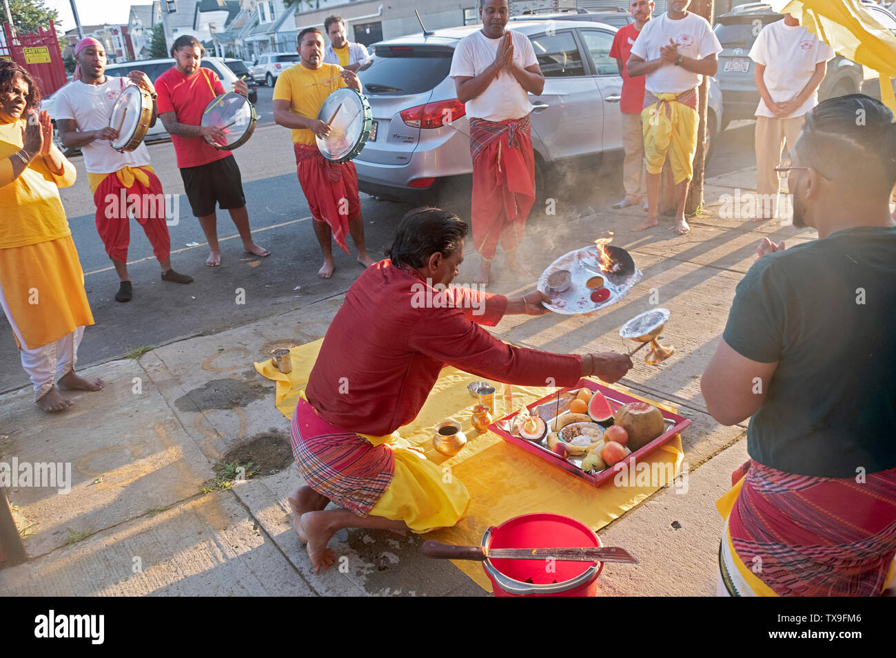 Come parte di un servizio per il ringraziamento, un pujari benedice il suo tempio al di fuori della porta anteriore. In Ozone Park, Queens, a New York City. Foto Stock