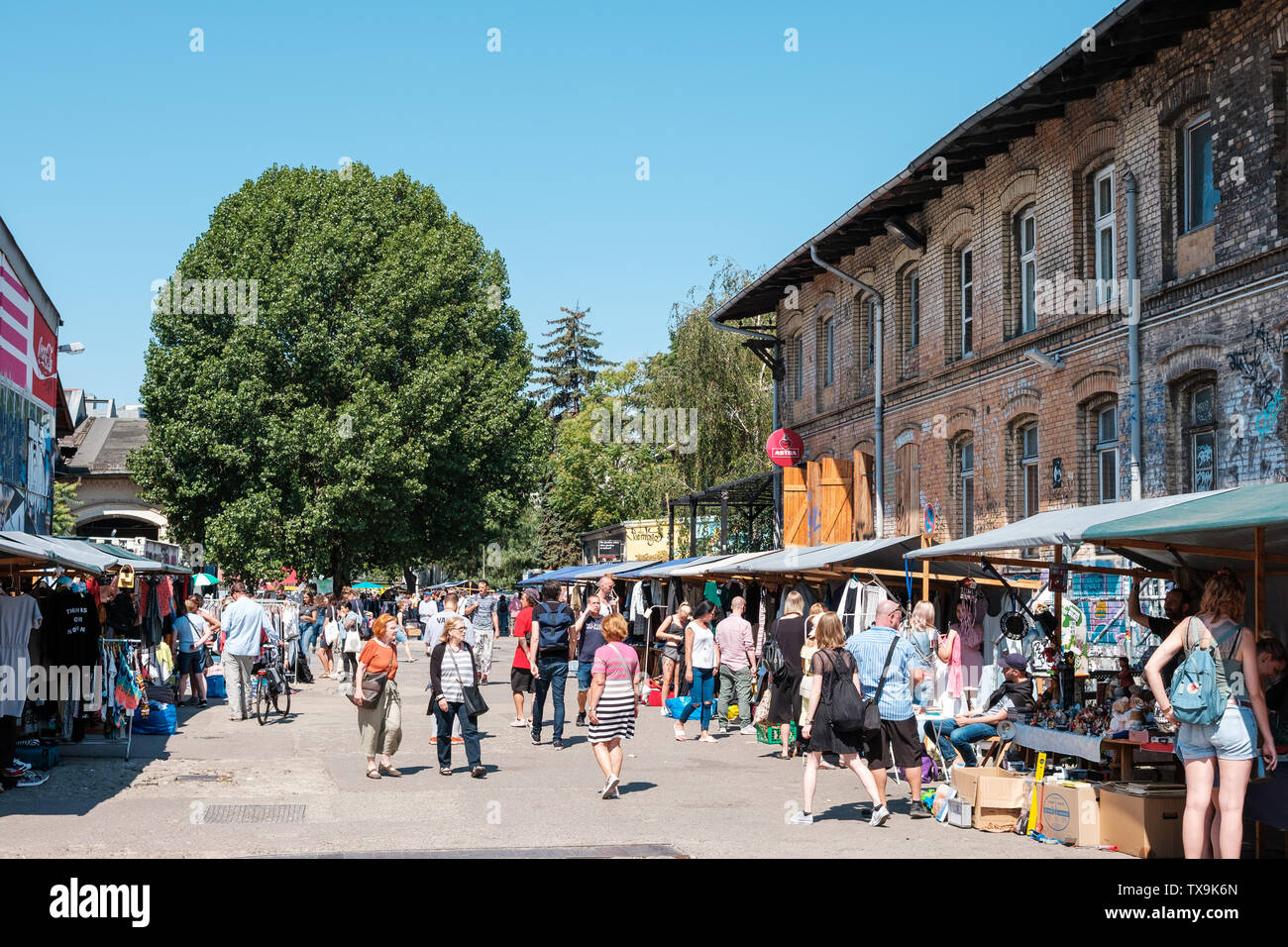 Berlino, Germania - Giugno 2019: persone sulle materie del mercato delle pulci su una soleggiata domenica in Berlin Friedrichshain Foto Stock