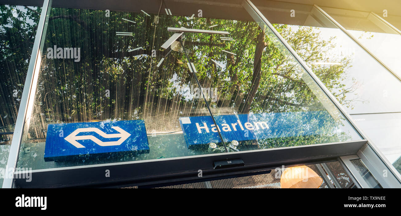 Haarlem, Paesi Bassi - 20 AGO 2018: Haarlem stazione ferroviaria centrale ingresso da Kennemerplein 6 street con stazioni NS logotipo Foto Stock