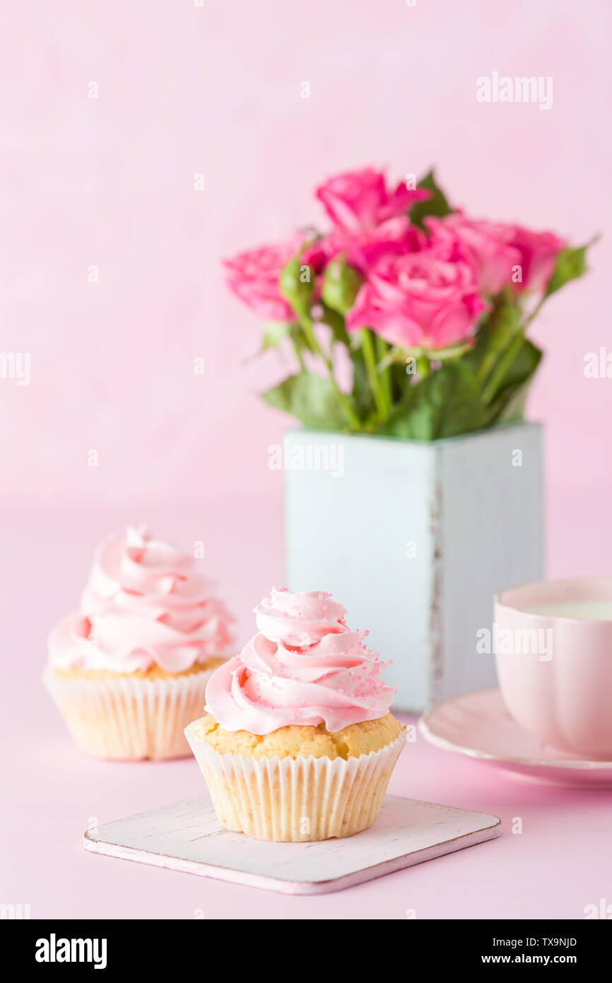 Rosa pastello banner verticale decorata con tortine, tazza di caffè con latte e bouquet di rose rosa rétro shabby chic vaso - bella congratula Foto Stock