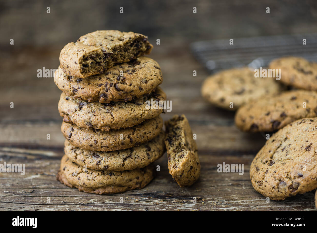 Impilati appena sfornato biscotti al cioccolato. Biscotti con aggiunta di dolcificanti. Dolci fatti in casa. Foto Stock