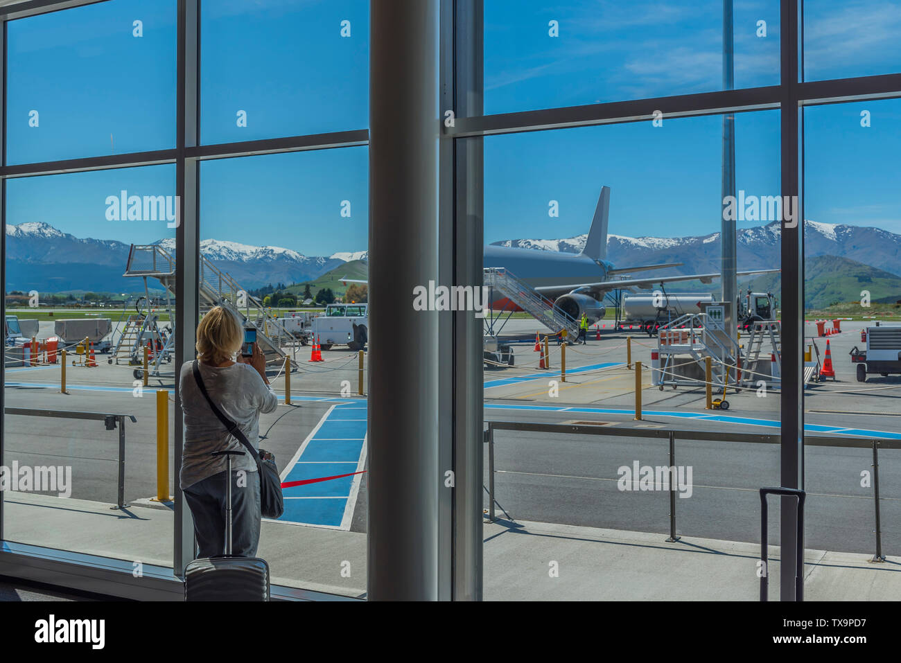 Il piano all'aeroporto su uno sfondo di montagne innevate, Queenstown, New Zealand Nuova Zelanda Foto Stock